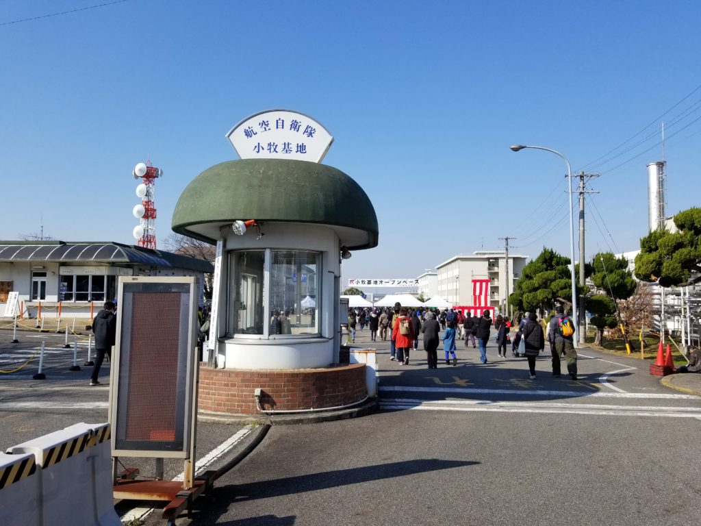 小牧基地正門